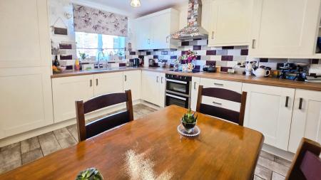 2 bedroom Semi-detached house for sale in Meadowbrook, Ruskington, NG34