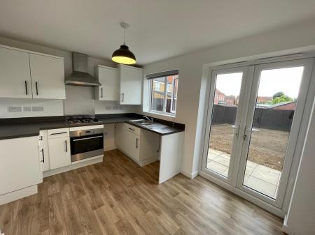 3 bedroom Town house to let in Snow Close, Holdingham, NG34