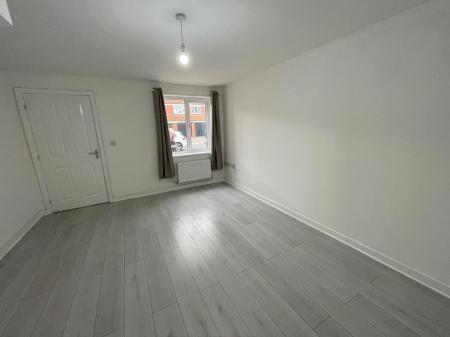 3 bedroom Town house to let in Snow Close, Holdingham, NG34