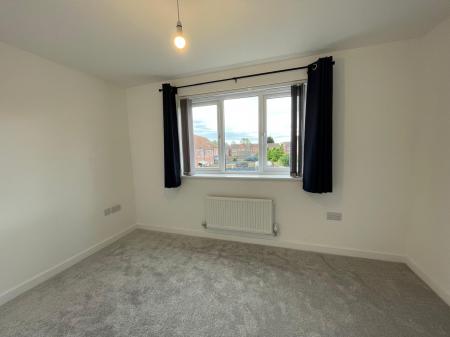 3 bedroom Town house to let in Snow Close, Holdingham, NG34