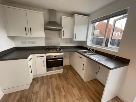 3 bedroom Town house to let in Snow Close, Holdingham, NG34