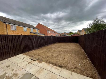 3 bedroom Town house to let in Snow Close, Holdingham, NG34