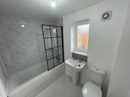 3 bedroom Town house to let in Snow Close, Holdingham, NG34