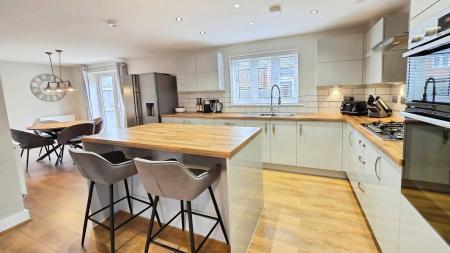 4 bedroom Detached house to let in Glengarry Way, Greylees, Sleaford, NG34