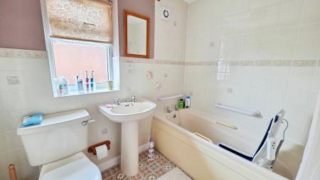 3 bedroom Semi-detached house for sale in Bayfield Road, Timberland, LN4