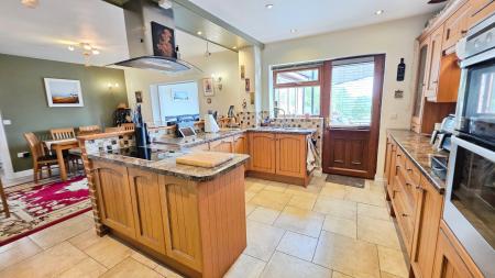 5 bedroom Semi-detached house for sale in West Street, Folkingham, NG34