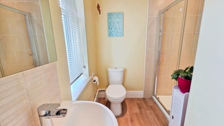 4 bedroom Detached house for sale in North Parade, Sleaford, NG34