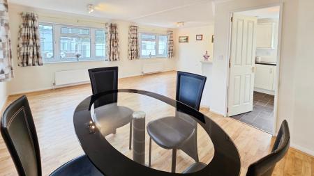 2 bedroom Park home for sale in Lindum Park, Ruskington, NG34