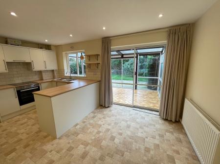 3 bedroom Semi-detached house to let in Ambleside Close, Sleaford, NG34