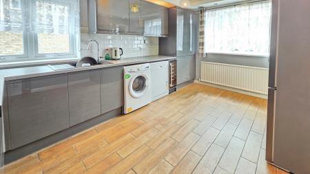 2 bedroom Detached bungalow for sale in Parkfield Road, Ruskington, NG34