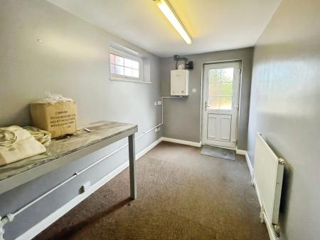4 bedroom Semi-detached house to let in Windsor Close, Quarrington, NG34