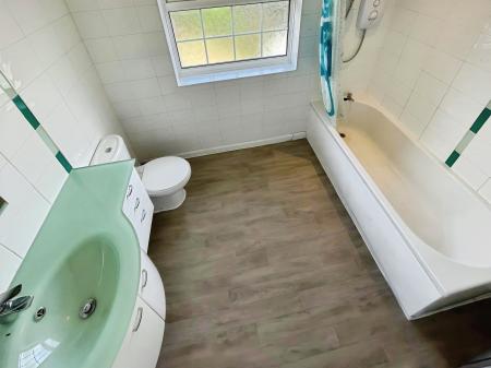 4 bedroom Semi-detached house to let in Windsor Close, Quarrington, NG34