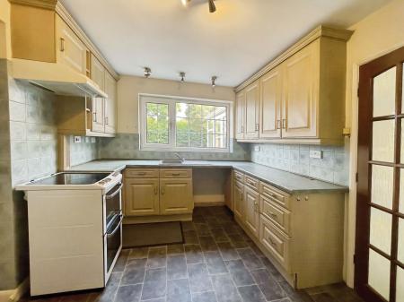 4 bedroom Semi-detached house to let in Windsor Close, Quarrington, NG34