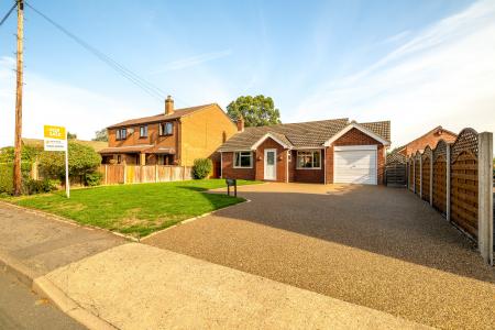 3 bedroom Detached bungalow for sale in Fen Road, Little Hale, NG34