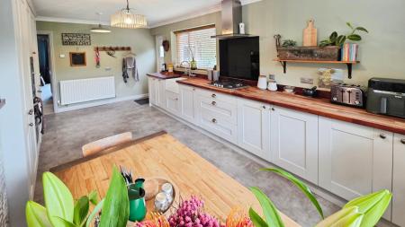 3 bedroom Detached bungalow for sale in High Street, Great Hale, NG34