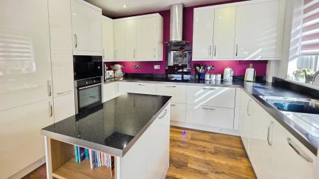 4 bedroom Bungalow for sale in St Clements Road, Ruskington, NG34
