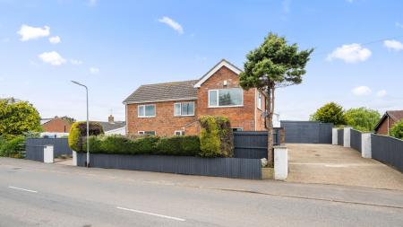 4 bedroom Detached house for sale in Station Road, Willoughby, LN13