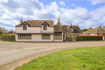 4 bedroom Detached house for sale in Main Road, Willoughby, LN13