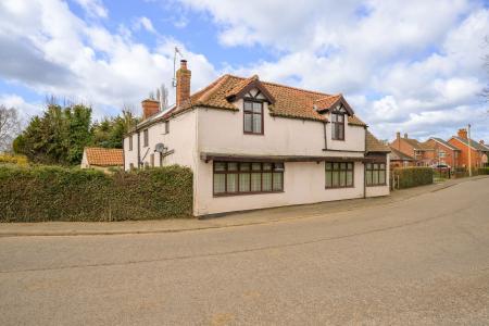 4 bedroom Detached house for sale in Main Road, Willoughby, LN13