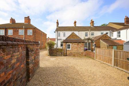 3 bedroom End of terrace house for sale in Main Road, Hundleby, PE23