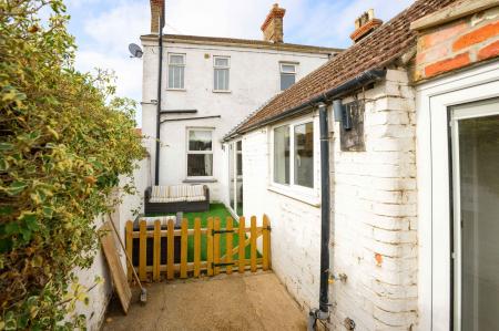 3 bedroom End of terrace house for sale in Main Road, Hundleby, PE23