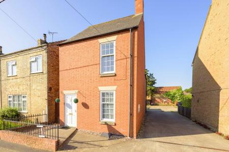 3 bedroom Detached house for sale in Hamilton Road, Alford, LN13