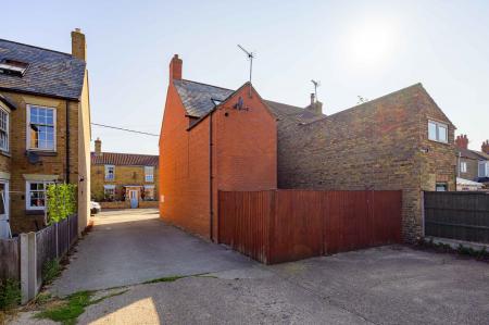 3 bedroom Detached house for sale in Hamilton Road, Alford, LN13