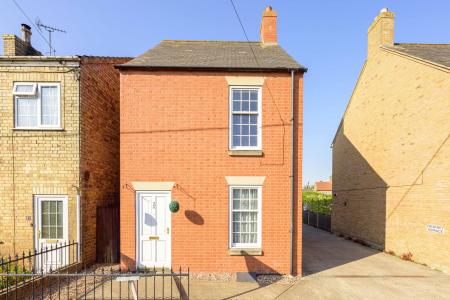 3 bedroom Detached house for sale in Hamilton Road, Alford, LN13
