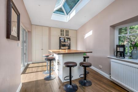 6 bedroom Detached house for sale in Manor Road, Sutton