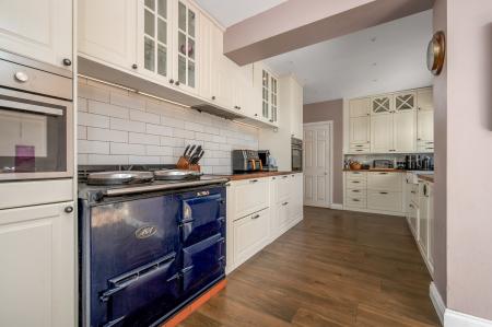 6 bedroom Detached house for sale in Manor Road, Sutton