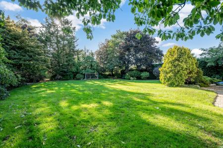 6 bedroom Detached house for sale in Manor Road, Sutton