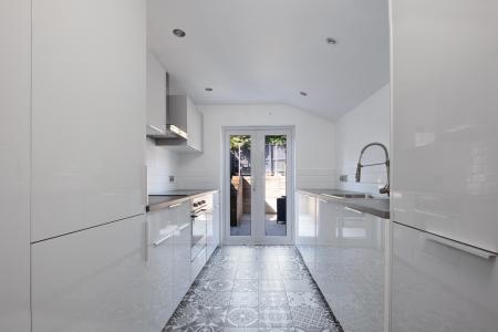 3 bedroom Terraced House for sale in Queens Walk, Stamford, PE9