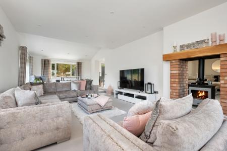 4 bedroom Detached house for sale in Turnpike Road, Ryhall, Stamford, PE9