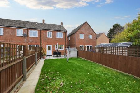 2 bedroom End of terrace house for sale in Cheshire Close, Stamford