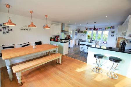 4 bedroom Detached house to let in Essendine Road, Ryhall, Stamford, PE9