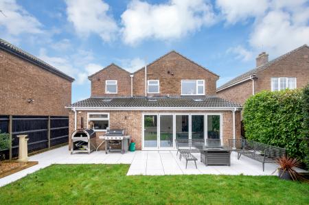 4 bedroom Detached house for sale in Cedar Road, Stamford