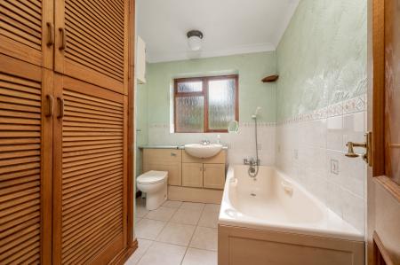 2 bedroom Detached house for sale in Queens Walk, Stamford