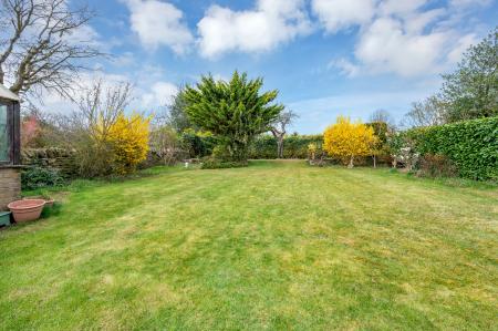 2 bedroom Detached house for sale in Queens Walk, Stamford