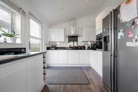 2 bedroom Lodge for sale in Yarwell Mill, Yarwell, PE8