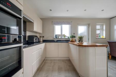 3 bedroom End of terrace house for sale in Worcester Crescent, Stamford, PE9