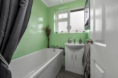 3 bedroom Semi-detached house for sale in Selwyn Road, Stamford, PE9