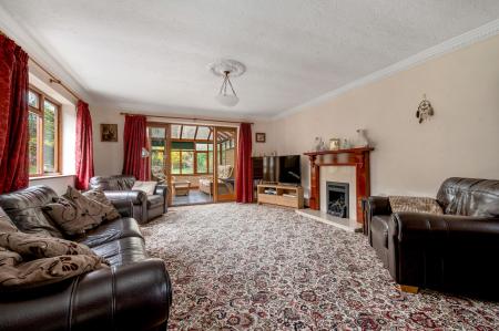 2 bedroom Detached bungalow for sale in Queens Walk, Stamford, PE9
