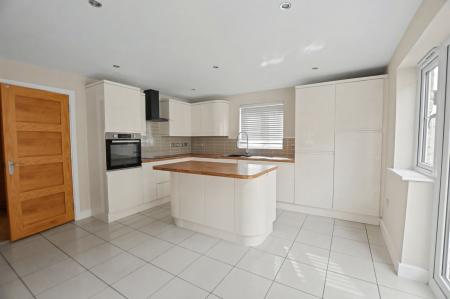 4 bedroom Town house for sale in Woodbridge Mews, Stamford, PE9