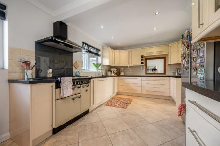4 bedroom Detached house for sale in Oak Road, Stamford, PE9
