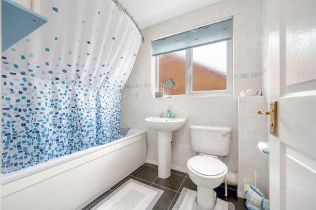 3 bedroom Semi-detached house for sale in Avocet Close, Essendine, PE9