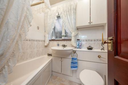 2 bedroom Semi-detached house for sale in Waverley Place, Stamford, PE9