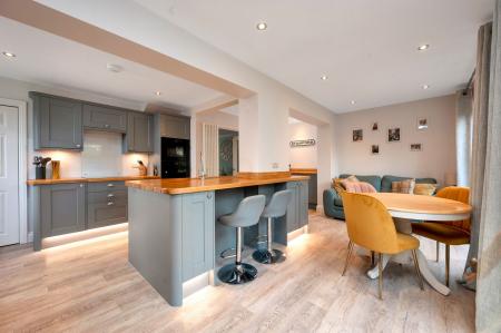 3 bedroom Semi-detached house for sale in Braemar Close, Stamford, PE9