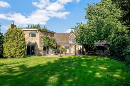 6 bedroom Detached house for sale in Manor Road, Sutton, PE5