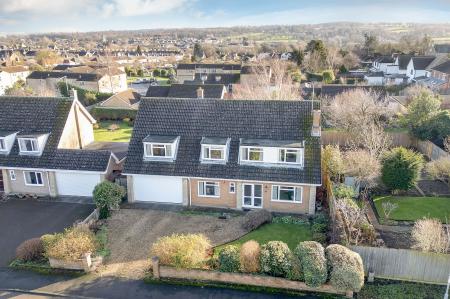 5 bedroom Detached house for sale in Queens Walk, Stamford, PE9