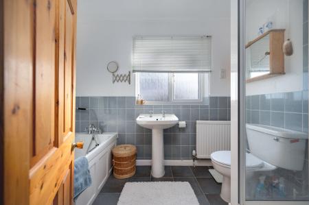 5 bedroom Detached house for sale in Queens Walk, Stamford, PE9